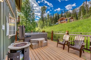 Outdoor spa tub - ✪Rockies Escape, Skiing, Hiking & Private Hot Tub✪ (Golden)