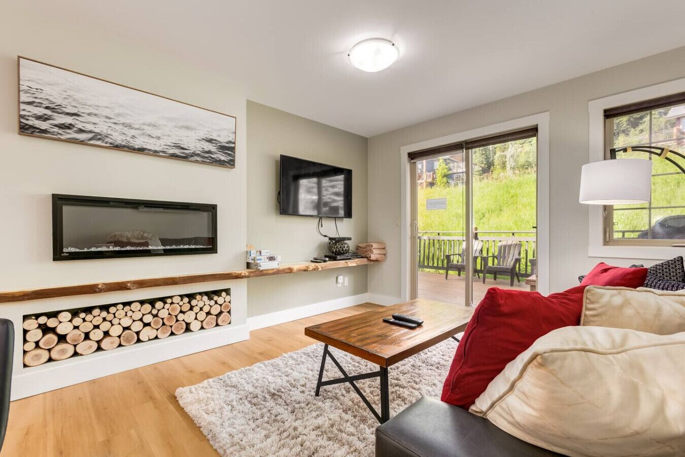 Televisión y chimenea 