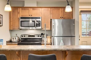 Geladeira, micro-ondas, fogão, cooktop