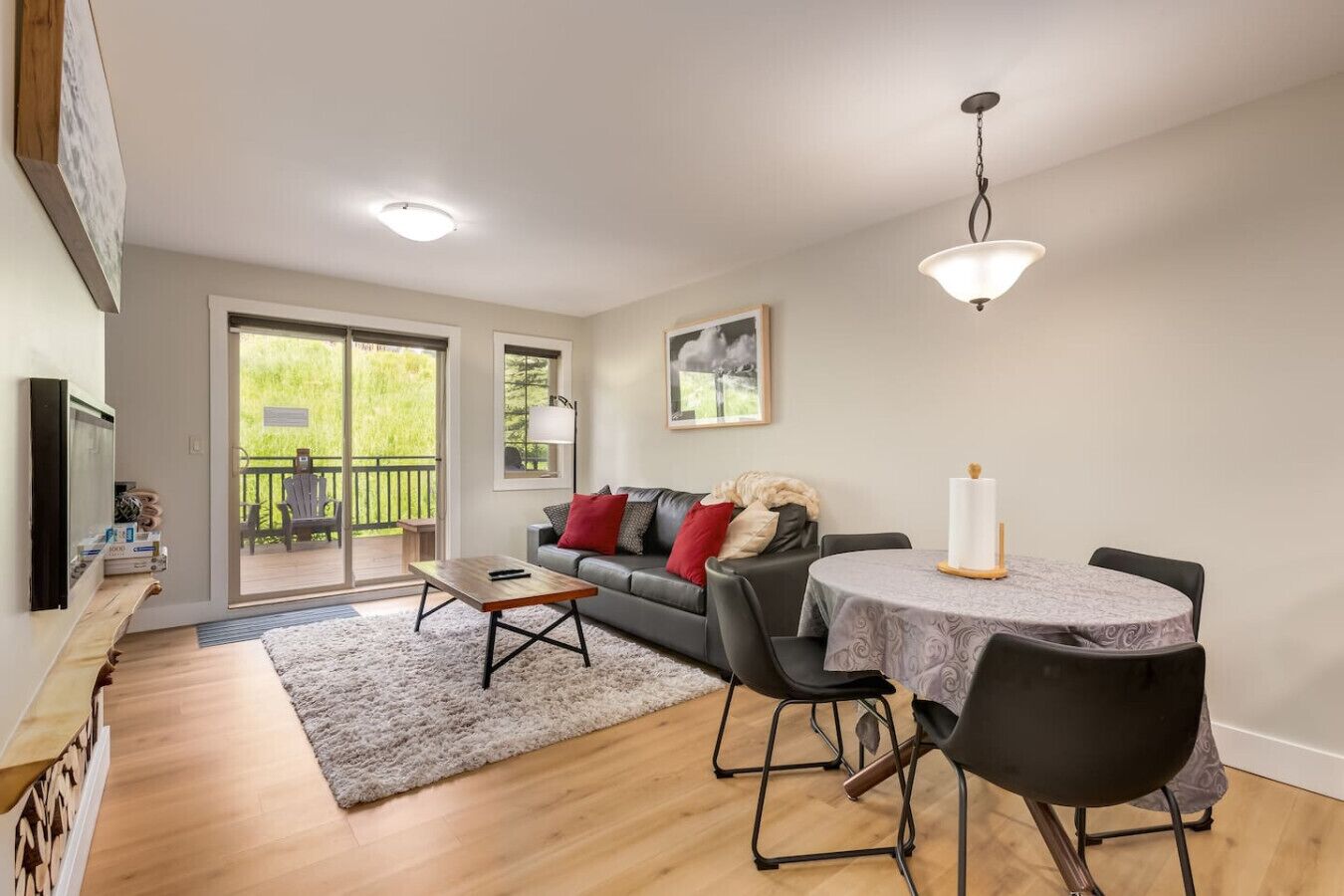 Televisión y chimenea 