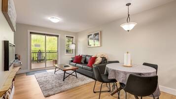 Televisión y chimenea