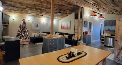 Kaiku. Tämä koti on rakennettu käsin. On vaatimaton ja erittäin rauhallinen olla.