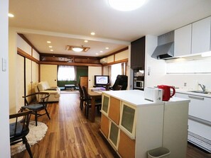 Geladeira, micro-ondas, fogão, cooktop