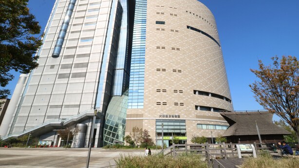 A modern building with a curved facade, large windows, and a distinctive pattern on one side. - 4A House for Family with tatami (大阪市浪速区大国3-4-6)