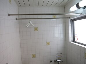 Dusj, miljøvennlige toalettsaker, hårføner og håndklær