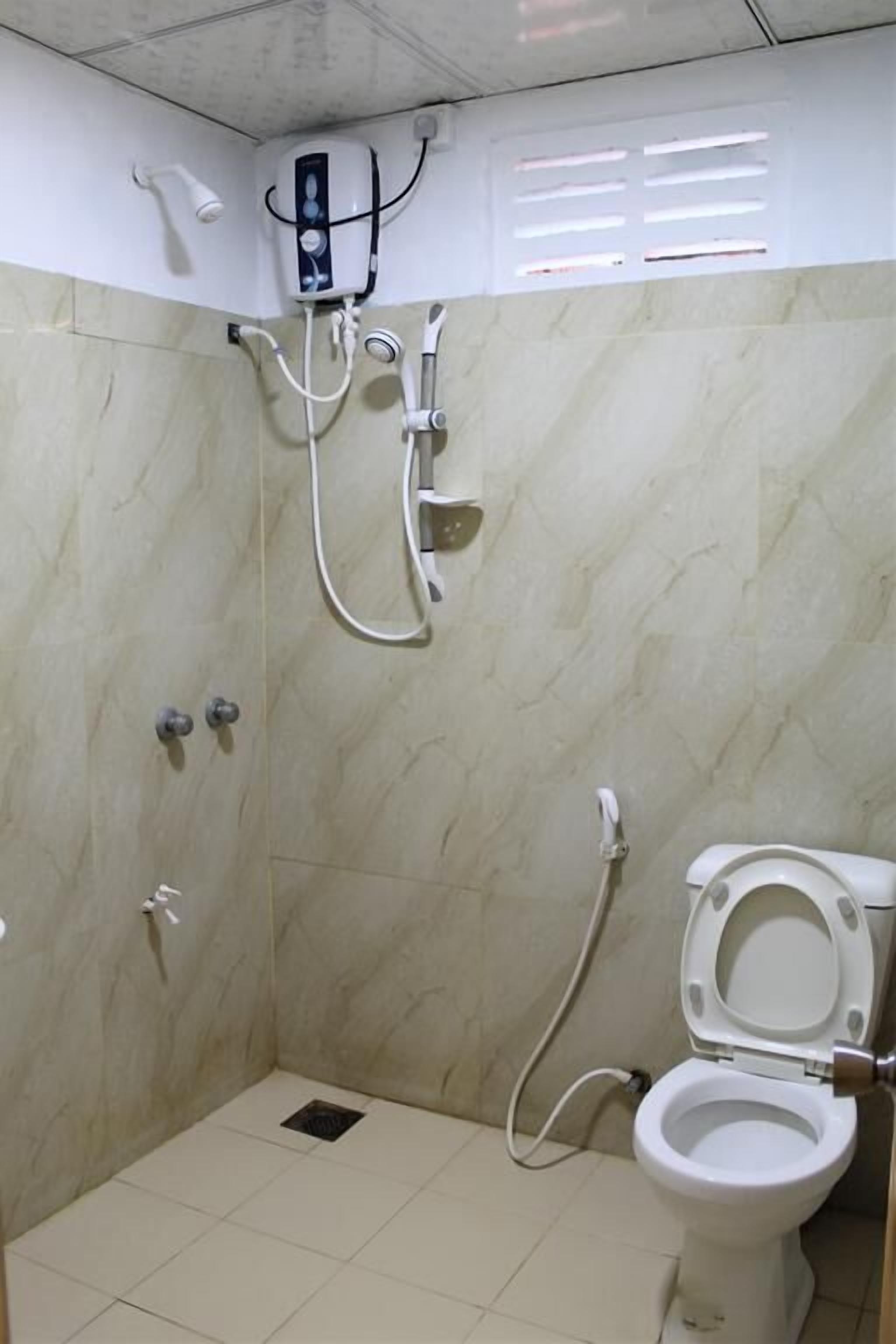 Shower, rainfall showerhead, towels