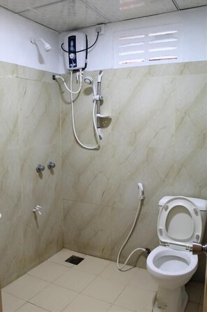 Shower, rainfall showerhead, towels - Hotel Sisara (Kataragama)