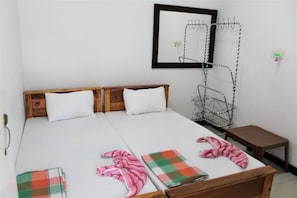 Quarto casal standard | Cortinas blackout, camas extras/dobráveis (sobretaxa), Wi-Fi de cortesia