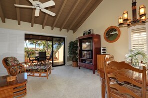 Televisio, DVD-soitin, kirjoja