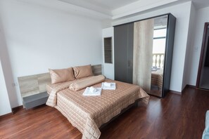 Comfort Apartment, 1 King Bed, River View