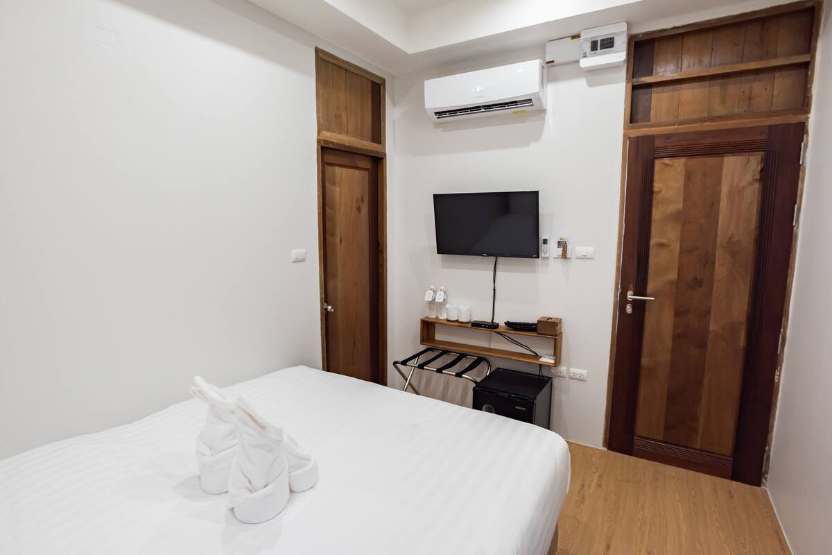 Quarto casal superior | Frigobar (abastecido com itens grátis), espaço de trabalho para notebook