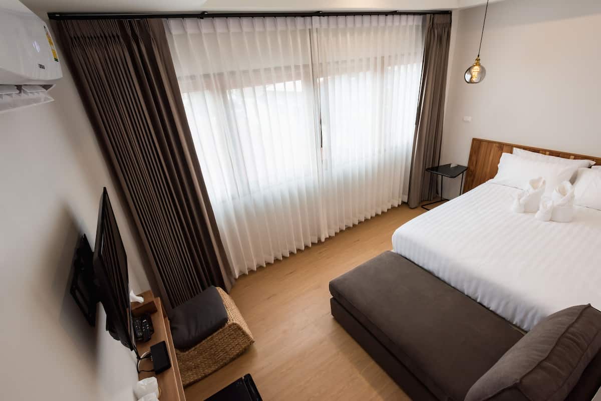 Quarto luxo | Frigobar (abastecido com itens grátis), espaço de trabalho para notebook