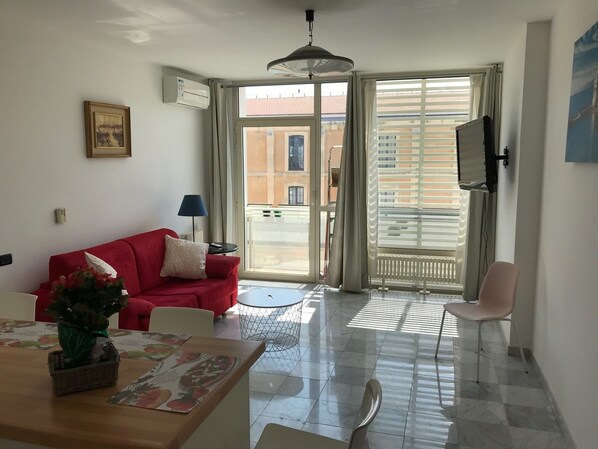 تلفزيون بشاشة مسطحة