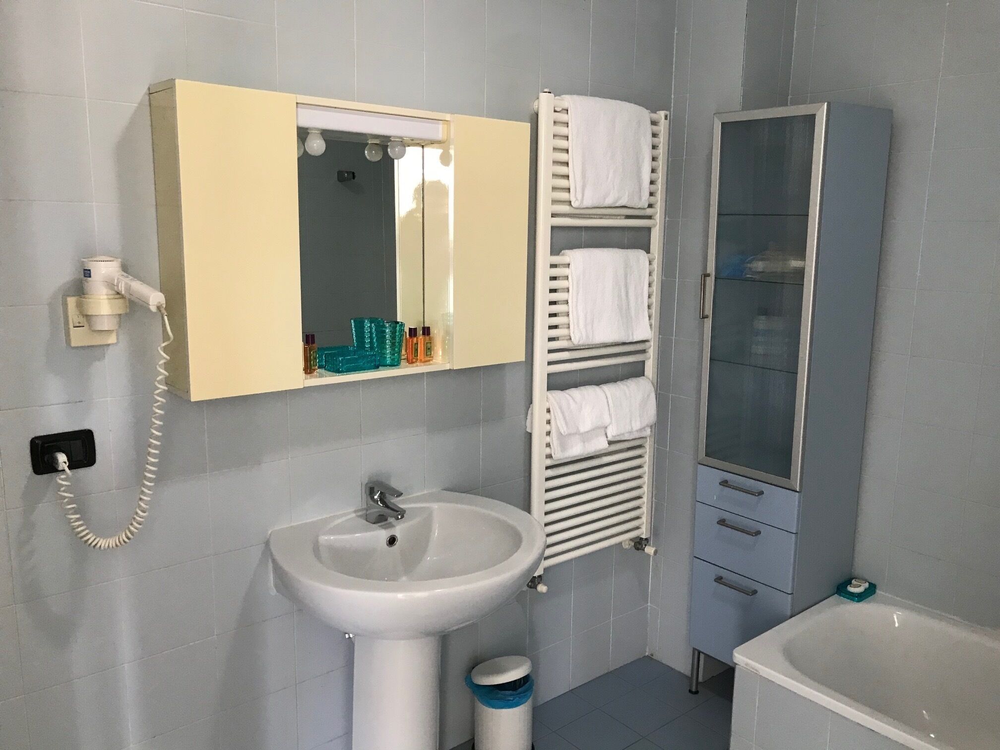 Sèche-cheveux, serviettes fournies, savon, shampoing