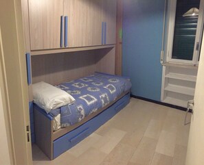 5 bedrooms, desk, iron/ironing board, WiFi