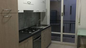 KĂŒhlschrank, Mikrowelle, Ofen, Herdplatte