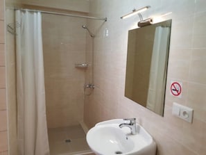 Dusche, kostenlose Toilettenartikel, Handtücher