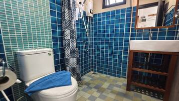 Deluxe Room | Bathroom | Shower, free toiletries, hair dryer, slippers