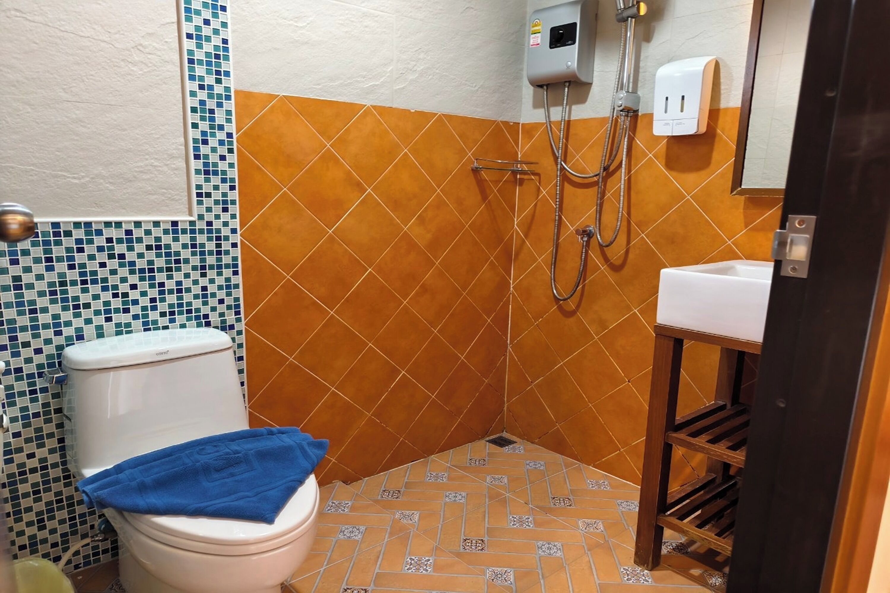 Une salle de bain avec des toilettes, une douche et un lavabo.