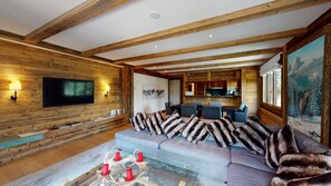 Télévision, cheminée, chaîne hi-fi