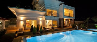 New luxury villa, 5 bedrooms, 5 bathrooms, private pool