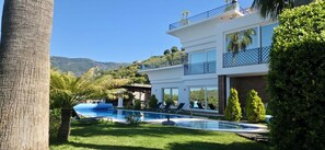 Piscina a l'aire lliure i piscina climatitzada 