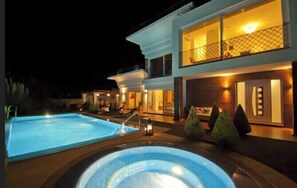 Piscina a l'aire lliure i piscina climatitzada 