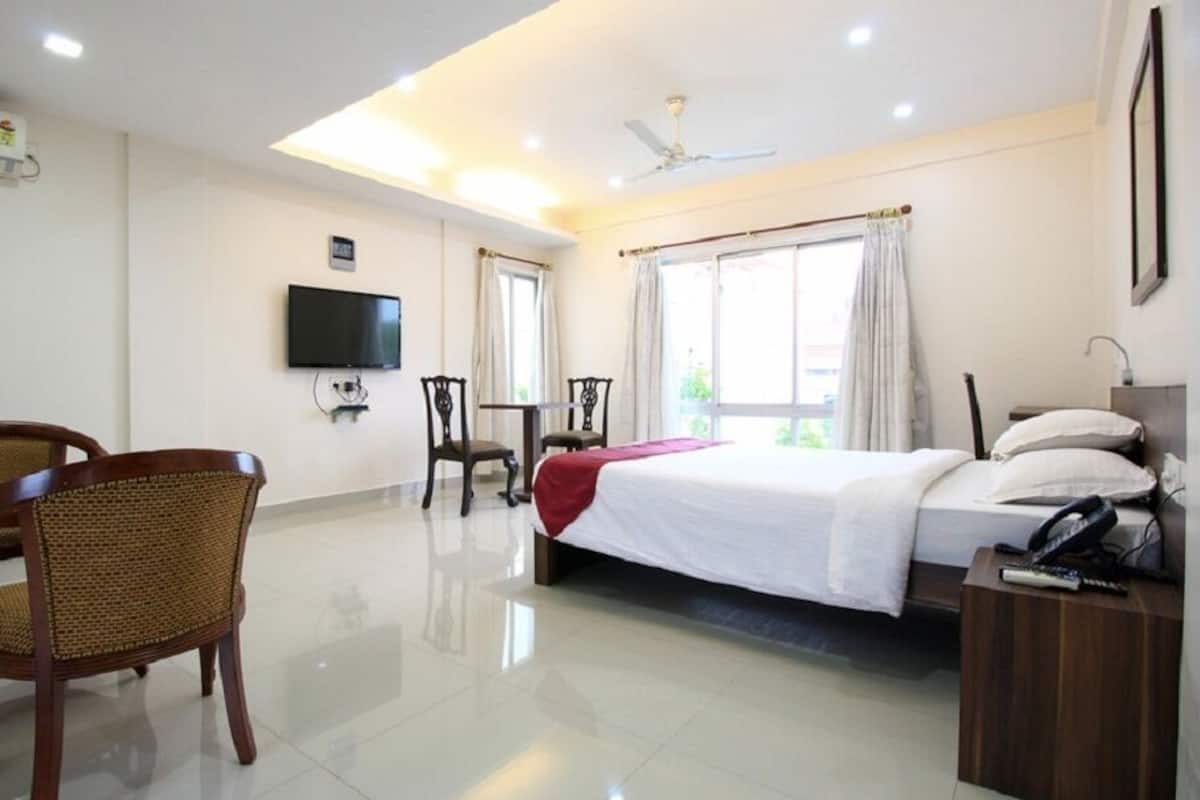 Superior Room, 1 King Bed | Free WiFi, bed sheets