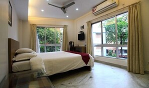 Deluxe Room, 1 King Bed | Free WiFi, bed sheets