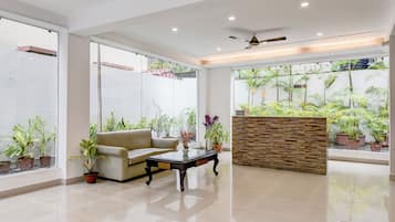 Quầy tiếp tân