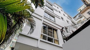 A multi-story building with large windows and balconies. - The Residency (Kolkata)