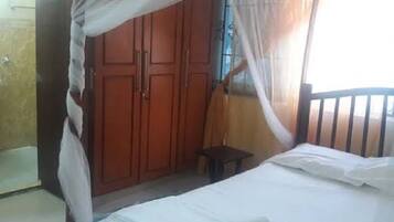 5 bedrooms, iron/ironing board, WiFi, bed sheets