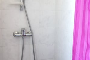 Doccia, bidet, asciugamani