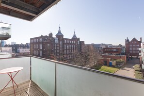 Apartment | View from room - Luxury 2-bed Flat, Parking Near Tube and Emirates (London)