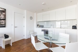 Apartamento | Cozinha privada | Geladeira, micro-ondas, fogão, cooktop