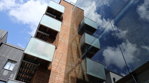 Un edificio moderno con fachada de ladrillo y varios balcones.