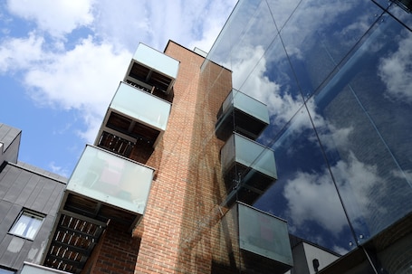 Apartment | Außenbereich. Luxury 2-bed Flat, Parking Near Tube and Emirates