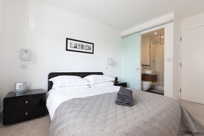 Apartment | 2 bedrooms, iron/ironing board, free WiFi, bed sheets - Luxury 2-bed Flat, Parking Near Tube and Emirates (London)