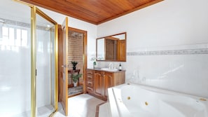 Bathtub, hair dryer - Argia Jervis Bay (Vincentia)