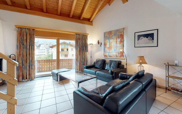 TV, fireplace, stereo