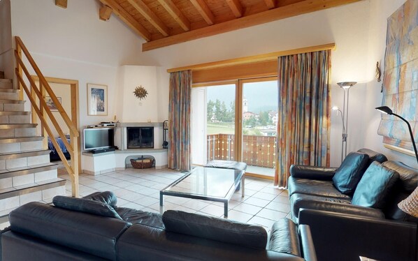 Televisión, chimenea y estéreo