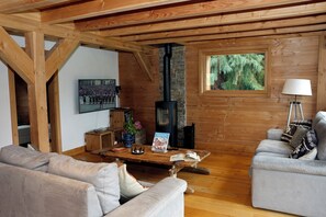 Télévision, baby-foot, livres, espaces bureaux