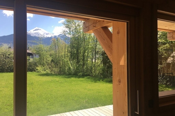 Vue du salon sur la terrasse, le jardin et...le Mont Joly...RdC