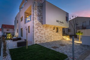 المنشأة من الخارج