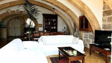 Villa Panoramique, 4 chambres, vue jardin | Coin séjour | Télévision