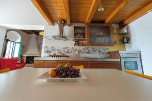 Réfrigérateur, four, plaque de cuisson, bouilloire électrique