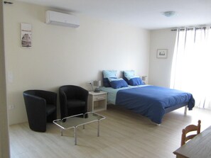 Phòng đôi tiện nghi đơn giản (La Rochelle) | Bộ đồ giường cao cấp, trang trí khác biệt 