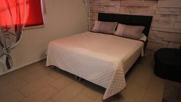 1 bedroom, travel cot