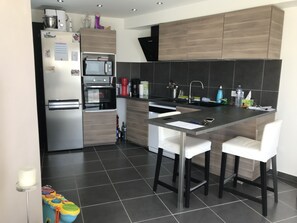 Réfrigérateur, micro-ondes, grille-pain