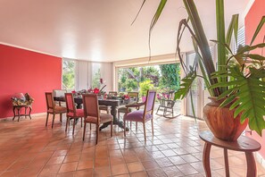 Outdoor dining - Villa Le Plessis (Sainte-Rose)